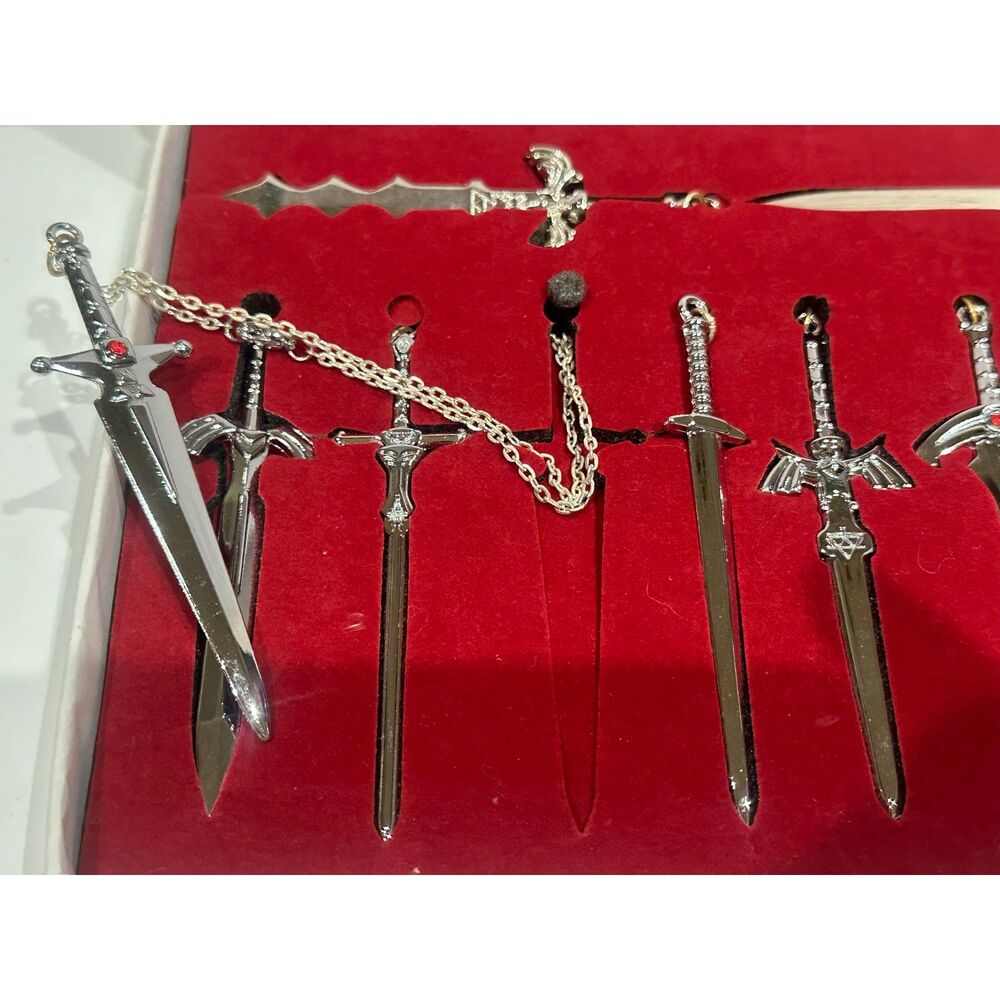 Legend of Zelda: Twilight Princess Miniature Sword & Shield Collection Set - Picture 5 of 6